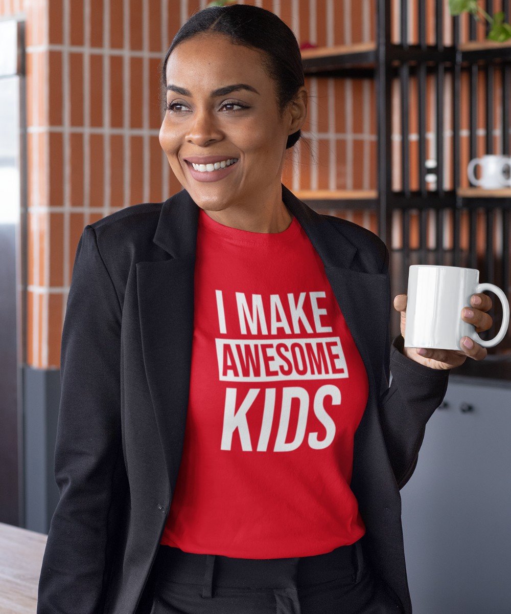 Moederdag T-shirt I Make Awesome Kids | Rood - Maat M | Moederdag Cadeautje